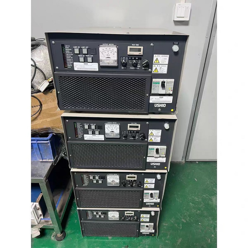 USHIORB牛尾UV電源故障維修 1、打開(kāi)電源后，發(fā)現(xiàn)電源燈開(kāi)啟一段時(shí)間后空開(kāi)跳閘?？紤]是空氣開(kāi)關(guān)容量過(guò)小，此時(shí)我們可以疏通送風(fēng)以及排風(fēng)檢查過(guò)濾棉。 2、在工作中時(shí)，uv燈自動(dòng)熄滅。該故障的原因有可能使風(fēng)冷不夠，燈管老化，超過(guò)其使用壽命，也有可能是電源電壓過(guò)低，電源缺項(xiàng)。此時(shí)我們可以考慮檢查并更換uv燈管，提高電源電壓，配置一個(gè)穩(wěn)壓器。 3、在作業(yè)時(shí)，UV固化爐的固化效果不理想。有可能是uv等與工件的距離過(guò)大，uc燈老化，超過(guò)了它的使用壽命。我們可以在溫度允許的情況下，適當(dāng)調(diào)整一下uv燈與工件的距離，如果還是沒(méi)有解決問(wèn)題的話可以更換uv燈的燈管。 4、uv燈不亮。個(gè)別新的uv燈管在點(diǎn)火的時(shí)候會(huì)有困難，可以考慮是uv燈的質(zhì)量問(wèn)題，線路或者變壓器故障。我們可以再一定時(shí)間內(nèi)頻繁開(kāi)啟關(guān)閉uv燈，或者考慮更換uv燈管，檢查線路以及變壓器并及時(shí)處理故障。 5、變壓器溫度過(guò)高。散熱風(fēng)機(jī)運(yùn)轉(zhuǎn)不正常，排風(fēng)量不夠，通風(fēng)不好。可以檢查并清理一下風(fēng)機(jī)，問(wèn)題嚴(yán)重時(shí)刻考慮更換風(fēng)機(jī)。 6、風(fēng)機(jī)有異聲?？紤]是軸承損壞，可以更換軸承來(lái)結(jié)局問(wèn)題。 USHIORB牛尾UV曝光機(jī)驅(qū)動(dòng)電源維修UV燈不亮。 (1) 故障原因：設(shè)置故障 解決方法：確認(rèn)UV電源是否接通，模塊按鍵是否按下亮紅燈，液晶屏上是否顯示模塊“開(kāi)啟” (2) 故障原因：線路原因 解決方法：用萬(wàn)用表測(cè)量UV電路是否暢通. (3) 故障原因：UV燈板損壞 解決方法：檢查水循環(huán)系統(tǒng)是否正常工作，UV燈損壞很大可能是因?yàn)樗h(huán)出問(wèn)題，導(dǎo)致散熱不良造成的。并跟換ＵＶ燈板。